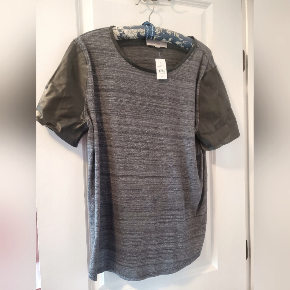 NWT Loft Women's Faux Leather Sleeve Gray Short Sleeve Scoop Top Size XL